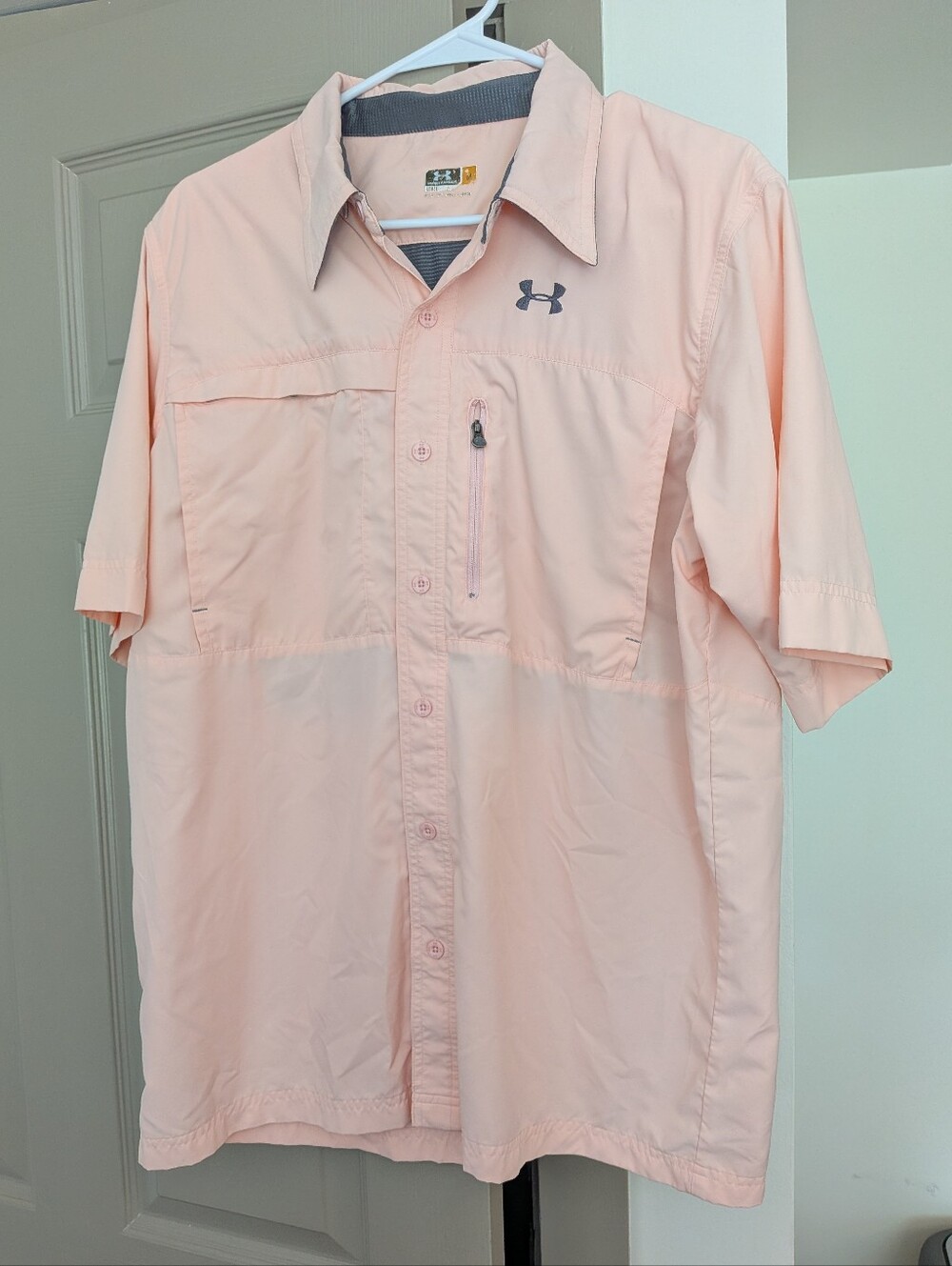 Under Armour Men's solid peach vented short sleeve fishing shirt Medium M